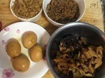 step10: 醬汁略收後，請關火，並將五花肉、香菇、蝦米、滷蛋挑出（待冷一點後1切4）；接著再舀出2/3的絞肉備用，