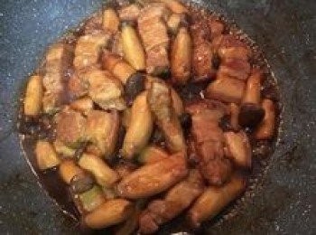 step8: 開蓋轉中火拌炒後收汁，可以看到<span class="group_2">醬汁</span>呈美味的梅納效果，香氣十足；這時請試調味後做微調。