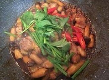 step9: 放入蔥綠、辣椒、九層塔葉拌炒均勻後，即可起鍋。