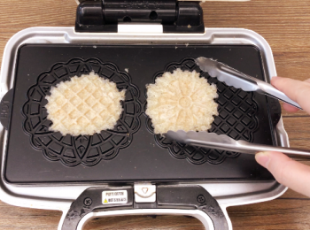 step5: 蓋上上蓋，烘烤約2分10秒。（請記每個爐的時間有差別，如果太燶要減時間）