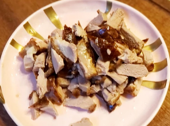 step4: 把火鴨絲切碎備用，芫茜切碎備用