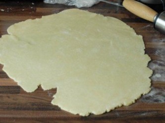 step5: 在工作枱些灑少許麵粉，用擀麵棒擀麵糰約1cm厚，再將麵糰放在撻模內，然後修剪邊位多餘的麵糰