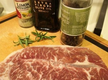 step2: 每件扒都撒上海鹽、黑椒和橄欖油，再加上新鮮香草。