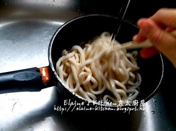 step8: 上海麵焗10分鐘後盛起放入煲內 , 用水沖一沖洗再瀝乾