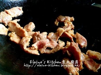 step9: 鑊中加入豬肉用中火炒至轉色先盛起