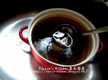 step20: 加入冰糖拌勻用中火煮滾至冰糖溶掉 , 熄火蓋上蓋焗30分鐘即可