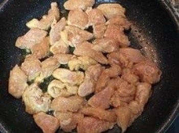 step6: 炒鍋燒熱下約3湯匙的油，將雞丁入鍋煎炒；