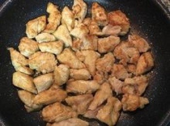 step7: 帶兩面都上色後，先將雞丁起鍋，油留鍋裡；
