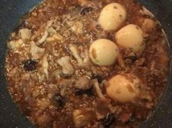 step9: 煮滾後，試味道調整鹹、甜比例，再以中小火熬煮20分鐘，期間略翻一下蛋，讓蛋能上色均勻；