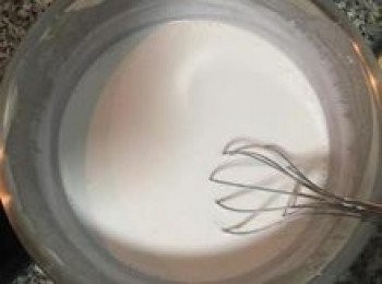 step13: 煮水時，順便拌<span class="group_4">粉漿</span>；將在來米粉和玉米粉秤好重量，倒入拌粉的冷水，攪拌均勻。