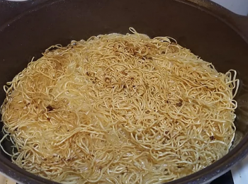 step2: 用油炸方式把麵餅兩面煎炸至金黃色及香脆， 盛起後以廚房紙吸油