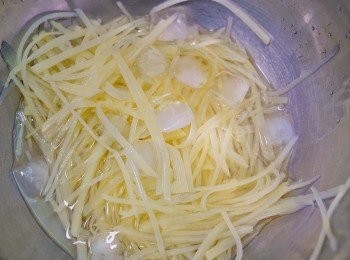 step5: 燒一大鍋水，放薯絲入鍋煮一至兩分鐘，撈出用冰水浸泡。