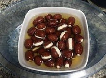 step11: 將塞好糯米糰的紅棗放入糖水中；