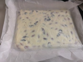 step8: 將鳥結糖材料倒在烘焙紙上，鋪上烘焙紙後用木棒略為碌平材料，之後用麵包刮或手推成約1.5cm厚度長方型或正方形。