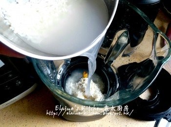 step2: 翌日將米連浸米水放入美的破壁機內蓋上蓋