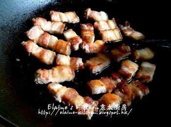 step3: 燒紅鑊 , 將豬腩肉放入鑊中用中火煎至兩面微黃色