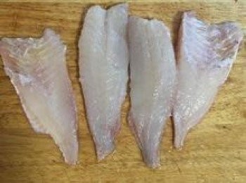 step14: 將兩塊魚肉分別將肚肉與魚菲利分切成4片；並撒上1/3茶匙的鹽在魚肉那面抹勻。