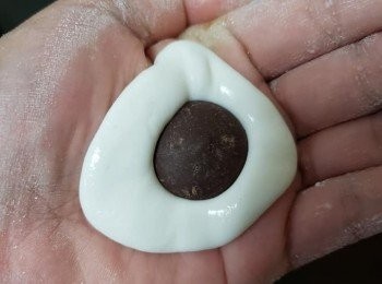 step5: 用手壓圓后放入朱古力釘包好。