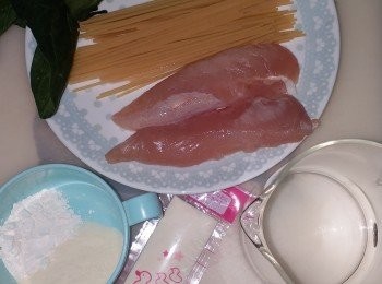 step1: 材料
菠菜 2棵
急凍雞柳 2條
意粉 隨意
BB芝士 1條

白汁材料
溫開水100ml 
低筋面粉 / 粟粉 10g
配方奶粉 10g