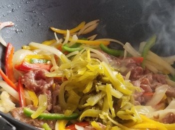 step7: 再將牛柳絲及味菜加入，炒熟。