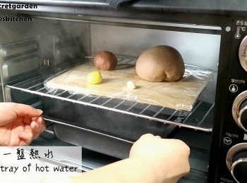 step11: 目前韓國還是涼涼的, 我習慣關在烤箱發酵
底下加盤熱水就好了,不用開烤箱的
*發酵1小時*