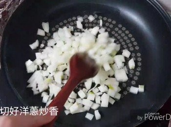 step9: 加入適量油燒熱，加入洋蔥炒香後，加入煙肉炒香，