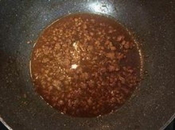step11: 滷汁與1/3的絞肉則留鍋底；