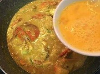 step10: 翻炒螃蟹，確認螃蟹都煮熟，倒入蛋液後關火，用餘熱拌勻蛋液；