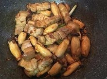 step4: 放入醬油炒出醬色；