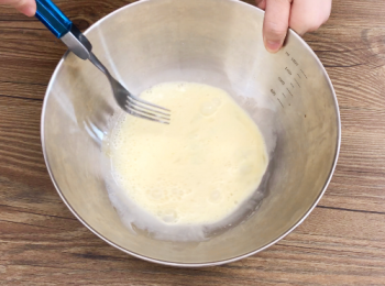 step1: 將所有液體材料（牛奶，菜油，雞蛋 ，雲呢拿香油）拌勻。