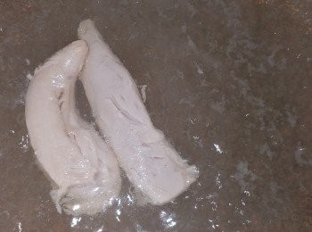 step5: 雞柳解凍，灼熟，備用。