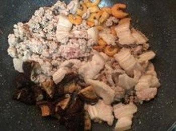 step5: 放入香菇和蝦米炒出香味；