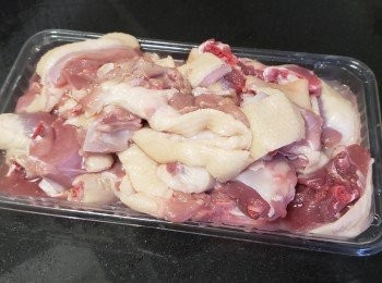 step8: 將鴨切件，用黃酒，醋，糖，胡椒粉，少少辣椒碎，雞粉，生粉醃1小時