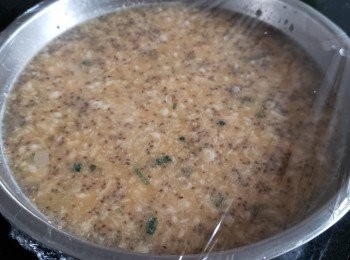 step6: 放入肉碎及奇亞籽，胡椒粉，鹽攪拌好，再用保鮮紙封好