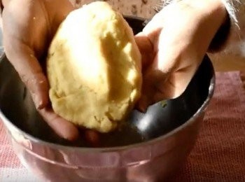 step3: 然後先下一湯匙凍水拌勻，然後逐少加入水，用手堆成麵團，但不要搓麵團。如太乾，多加點水 （＊做甜搭皮就加雞蛋,不用加水)