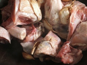 step1: 首先將蒜頭、薑片爆香後將雞肉下鍋拌炒。