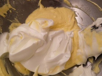 step3: 蛋白用電動打蛋器打起泡後加檸檬汁1茶匙,再將糖分三次加入打到企身完成後,攞1/3蛋糊和蛋白先攪勻，最後將全部混合。