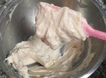 step5: 攪拌均勻後，試甜度調整；優格醬應呈滑順但不流動的狀態。如覺得過於濃郁，可加少許牛奶做調整。