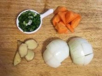 step2: 蔥切花；紅蘿蔔切滾刀塊狀；洋蔥切方塊；薑切片備用。