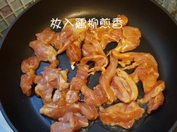 step4: 把雞柳煎至兩面金黃，