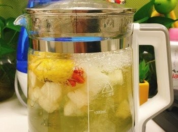 step1: 梨去皮切塊，菊花過熱水，放入養生壺，煮好后加入冰糖，杞子即可。