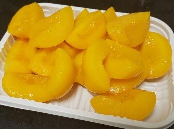 step6: 將水蜜桃取出切件，浸蜜桃水留用
