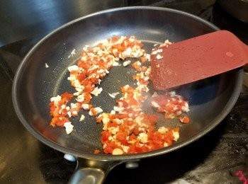 step4: 用少許油起鑊,先爆香蒜頭及長紅椒(蒜頭及長紅椒預先切碎)