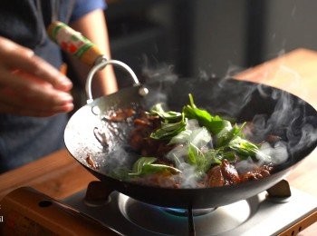 step4: 雞肉炒熟，起鍋前，再加入九層塔、辣椒拌勻。