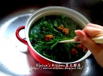 step4: 再加入適量西洋菜 , 再用中火煲滾 , 再加入餘下西洋菜及蜜棗拌勻
