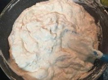 step14: 將拌好的<span class="group_4">粉漿</span>沖入煮沸的水中（關火），快速絞拌成粉糊，放入鹽拌勻；粉糊雖黏稠但仍是有流動性的喔。