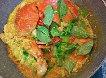 step11: 放入九層塔葉、香菜葉、蔥綠和辣椒，開火再拌炒一下即可。（不要再煮太久已免將蛋煮老）