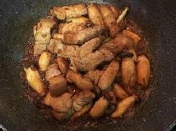 step6: 放入糖，拌炒均勻；