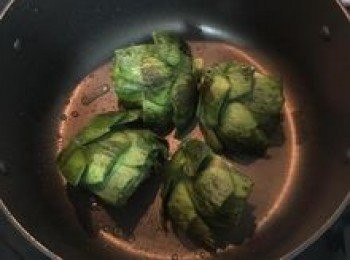 step7: 26公分湯鍋中下少許橄欖油，將洗淨的朝鮮薊入鍋；