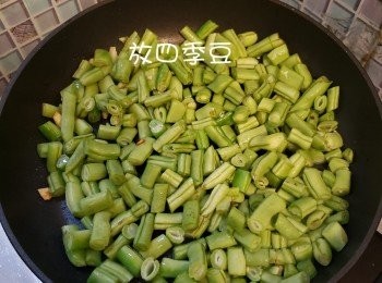 step4: 放入四季豆爆炒約一分鐘。